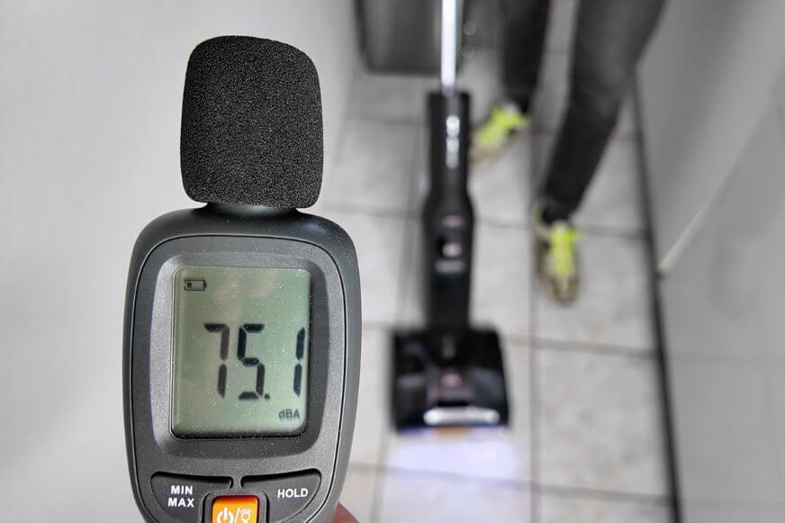 Die Lautstärke des Roborock F25 Ultra wird während des Betriebs im Alltag im Test gemessen.